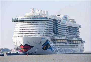 Die AIDAnova fährt auf dem Wasser. 