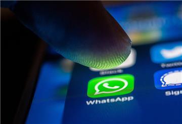 Ein Handy zeigt das Symbol von WhatsApp. Ein Finger schwebt darüber, bereit zum Klicken. (Symbolbild)