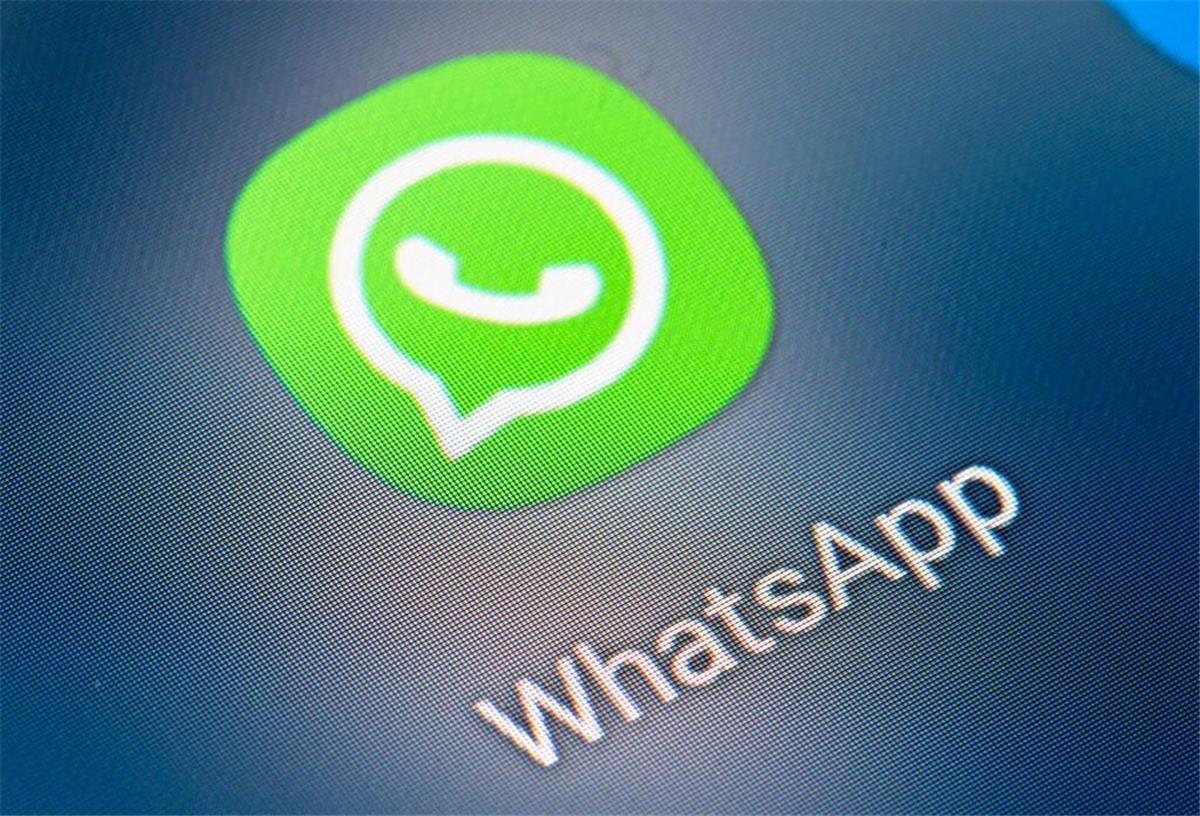 Auf dem Bildschirm eines Smartphones sieht man das Icon der App Whatsapp.