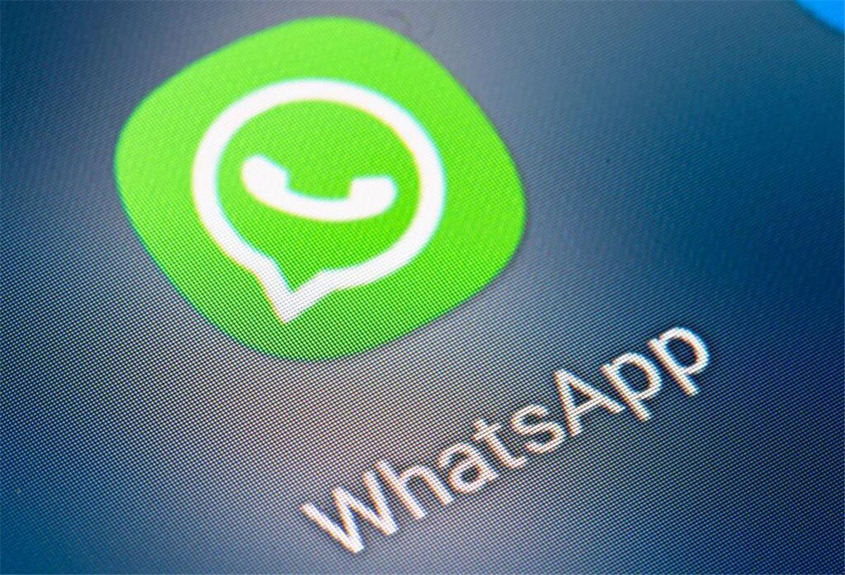 WhatsApp bald nicht mehr kostenlos! Werbung und kostenpflichtige Abos kommen Auf dem Bildschirm eines Smartphones sieht man das Icon der App Whatsapp. WhatsApp ist bald nicht mehr kostenlos. Einige Features benötigen dann ein kostenpflichtiges Abo.