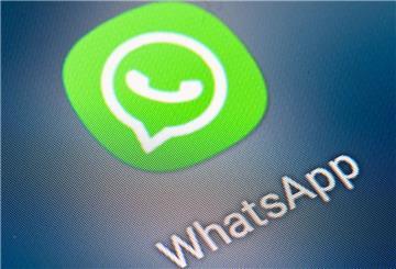 Das Whatsapp-Symbol von einem Display abfotografiert. Darunter der Schriftzug WhatsApp.