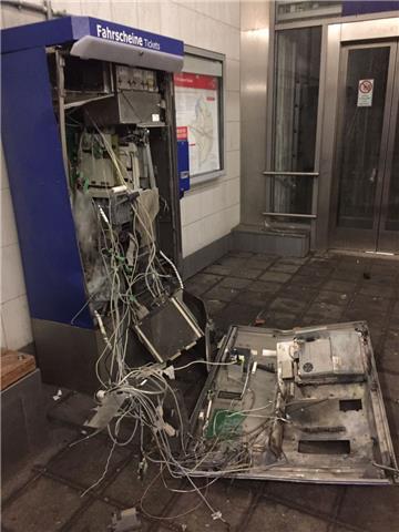 Wie am Bahnhof Bremerhaven-Lehe (Foto= wurde auch ein Fahrkartenautomat der Nordwestbahn am Bahnhof in Loxstedt gesprengt.