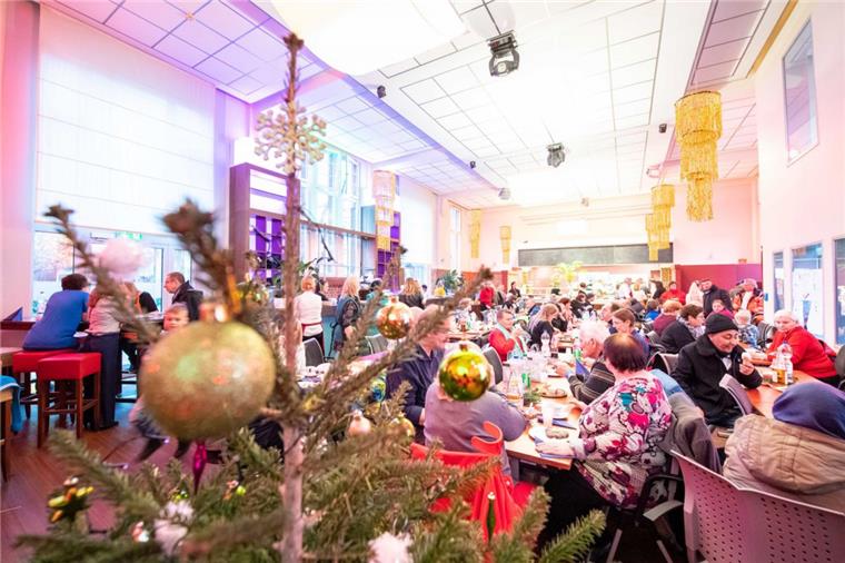 Firmenchef sucht beim Nikolausessen für Bedürftige neue Mitarbeiter Wie auch in den vergangenen Jahren richtet Alex Vaiou wieder das Nikolausessen für Bedürftige aus. Das Besondere dieses mal: zwei Geestländer sind mit Ständen vertreten und suchen Mitarbeiter.