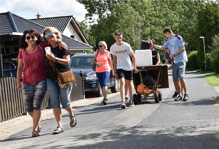 So macht man Party im Cuxland - auch ohne Deichbrand Wie auf dem Deichbrand gab es beim "Mulsumbrand" verschiedene Camps: Hier zieht die Truppe aus Mulsum von der Hafenbar zum Wohnmobilplatz West.