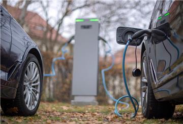 Zwei Elektroautos werden an einer Ladesäule geladen. 