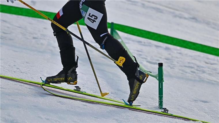 Wie beim klassischen Skitourengehen: Dank spezieller Feller unter den Skiern laufen die Sportler den Hang hinauf.