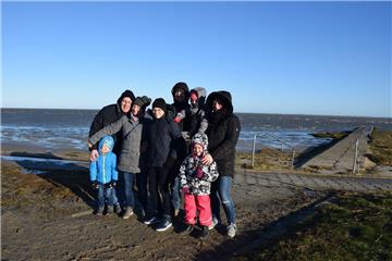 Wie die Familien Mühlmann (von links) und Haselhoff aus Dortmund ließen sich rund um Silvester zahlreiche Touristen den Wind um die Ohren pusten.