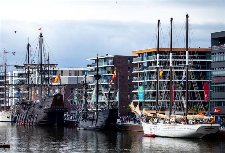 Maritime Tage in Bremerhaven: Spanische Schiffsflotte auch 2024 wieder mit dabei Wie die Perlen an einer Kette: die spanischen Publikumslieblinge „Pacual Flores“, „Nao Victoria“ und „Galéon Andalucía“.
