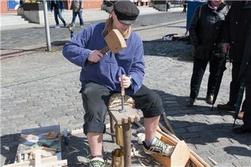 Wie die Zinken einer Holzharke hergestellt werden, kann man bei der Fischparty a...