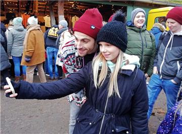 Wie dieses zehnjährige Mädchen versuchten viele Fans ein Selfie mit ihrem Idol, dem YouTube-Star Fynn Kliemann, zu er ergattern.