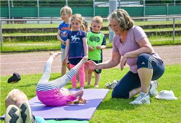 Wie ein Purzelbaum geht, zeigt Helke Behrendt beim Eltern-Kind-Turnen den jüngsten Sportlern.