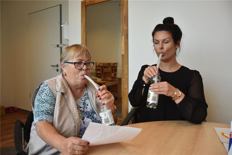 Dank spezieller Methode: Schlaganfallpatientin kann wieder sprechen Wie ein Schlauch das Leben verändert: Schlaganfallpatientin Uta Wrage (links) kann dank der Lax-Vox-Methode wieder richtig sprechen. Dabei blubbert sie über einen Schlauch Worte, Sätze und schwierige Zungenbrecher in eine mit etwas Wasser gefüllte Flasche. Sprechtherapeutin Lena Hauptmeier probiert es auch einmal aus.