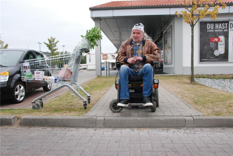 Fußweg in Spaden endet für Rollstuhlfahrer am Abgrund Wie ein unüberwindlicher Abgrund: Günter Ehrensberger im Rollstuhl vor dem Bordstein im Spadener Einkaufpark.