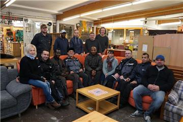 Wie eine große Familie: Ousman „John“ Yahya (vorne Dritter von links) und Albagir „Ali“ Hamad (vorne Mitte) mit Mitarbeitern und Beschäftigten der Bremervörder Beschäftigungsgesellschaft.