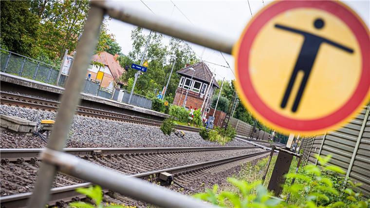 Polizei warnt vor Spekulationen nach tödlichem Bahnunglück Wie es zu dem Unglück am Bahnhof Friedland kam, ist unklar – gerade das befeuert Spekulationen im Netz.