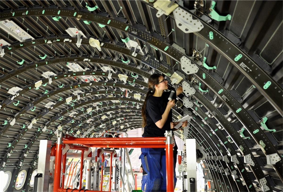 Mitarbeiter von Premium Aerotec sollen gegen Abfindung gehen Wie geht es weiter bei Premium Aerotec? Mit großzügigen Abfindungen versucht die Geschäftsleitung, möglichst viele Mitarbeiterinnen und Mitarbeiter zu einem freiwilligen Ausscheiden zu bewegen.