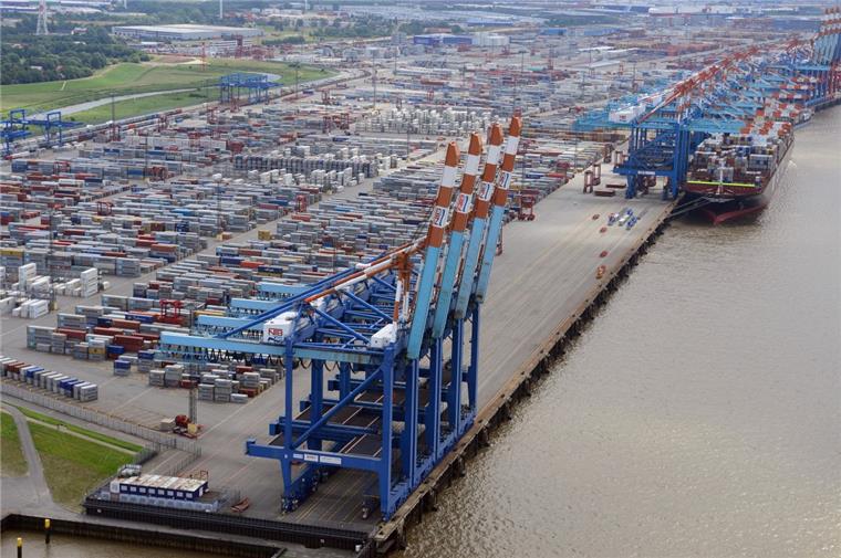 Nur noch Schrott? Containerbrücken stehen weiter still Es herrscht Unklarheit: Wie geht es weiter mit den stillgelegten Containerbrücken auf dem NTB-Terminal? Die Untersuchungen dauern noch an, es gibt noch keine Erkenntnisse darüber, warum der Stahl eines Krans gerissen ist.