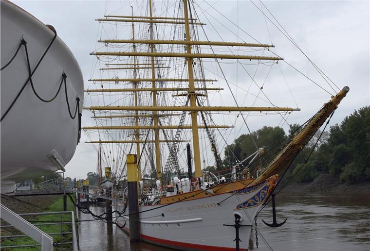 Die „Schulschiff Deutschland“ wurde 1927 bei Tecklenborg in Geestemünde gebaut. Heute liegt das Schiff im Bremer Stadtteil Vegesack, dort wo die Lesum in die Weser mündet.