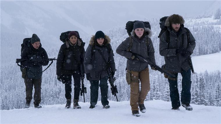 Mehrere bewaffnete Menschen gehen durch eine Schneelandschaft. Wie geht es weiter mit Joel (Pedro Pascal) und Ellie (Bella Ramsey)?  Die zweite Staffel des Endzeit-Spektakels „The Last of US“ gilt als eines der Serienereignisse des Jahres. 
