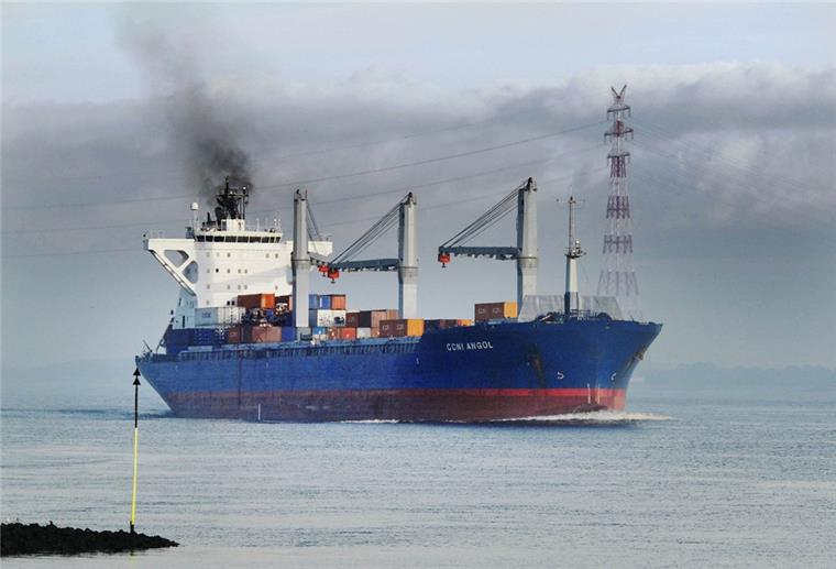 Wie groß ist die Belastung der Luft durch Containerfrachter und Autotransporter im Überseehafen? Die Hafensenatorin will die Lage jetzt durch Gutachter überprüfen lassen.