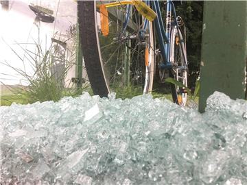 Wie hier an der Bushaltestelle "Deichhämme" in Bremerhaven-Wulsdorf zerbröselte das Sicherheitsglas nach einer Gewaltattacke.