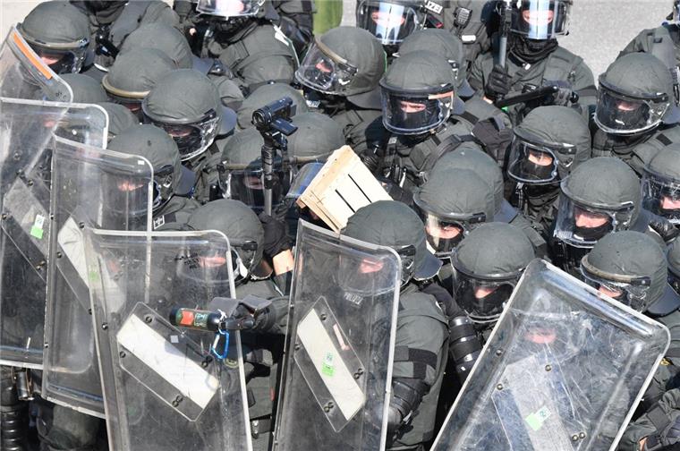 Wie hier beim G20-Gipfel in Hamburg werden Polizisten immer stärker angegriffen.