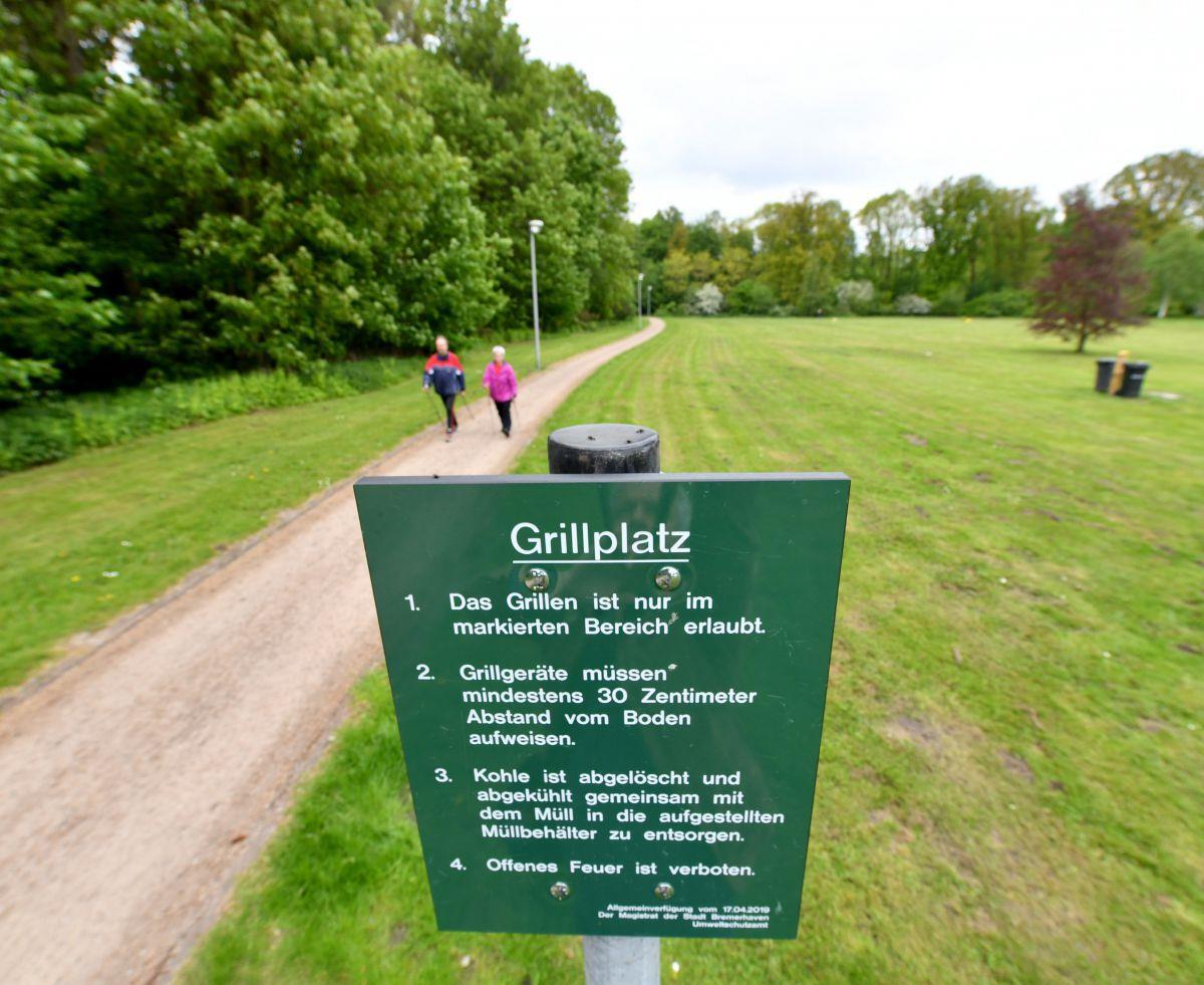 Grillen im Park: Bremerhaven stellt neue Regeln auf Wie hier im Speckenbütteler Park weisen nun Schilder auf die neue Grillordnung hin.