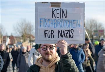 Wie hier in Cuxhaven am Samstag wollen auch am Sonntag in Bremerhaven viele Menschen gegen Rechtsextremismus und Fremdenhass demonstrieren. Erwartet werden Tausende Teilnehmer.