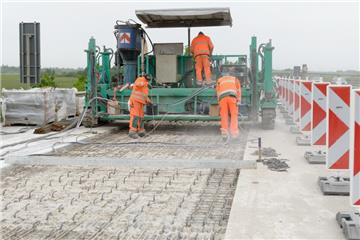 Wie im vergangenen Jahr werden mit solch einer Maschine 80000 Löcher für die Anker in die „Moorbrücke“ gebohrt.