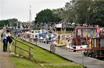 Wie immer beim Beerster Seefest wird die Bogenbrücke zum Dobben zur beliebtenZus...