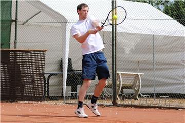 Wie immer kommt Steffen Trumpf extra aus Kopenhagen, um mit seinen Freunden ein Tennis-Punktspiel für den TK Nordenham zu bestreiten. Er arbeitet als Agentur-Journalist in Dänemark.