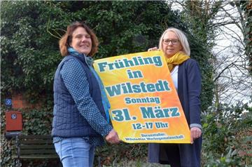 Wie immer laufen die Fäden während der Vorbereitung des  Frühlingsfestes Wilstedt bei Gudrun Ahrens (links) und Gitta Gieschen zusammen. Zum 19. Mal organisieren die beiden die Veranstaltung mit Unterstützung vieler weiterer Mitglieder der Werbegemeinschaft. 