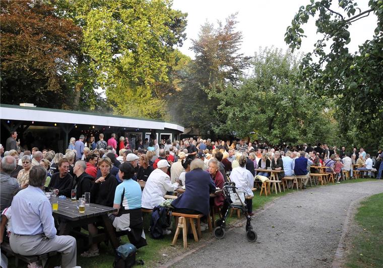 Die Wremer Grille startet am Mittwoch in die Saison Wie immer volles Haus im Wremer Kurpark: Mittwochs zur Grille bei deftigem Essen und schwungvoller Musik bleibt selten ein Platz frei.