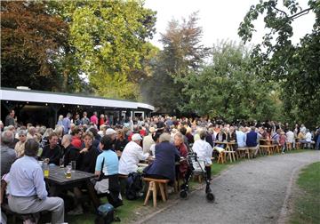 Wie immer volles Haus im Wremer Kurpark: Mittwochs zur Grille bei deftigem Essen und schwungvoller Musik bleibt selten ein Platz frei.