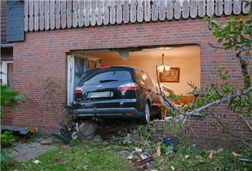 Wie ist das denn passiert? Ein Auto fährt durch die Fensterfront eines Hauses. Die Polizei ermittelt.