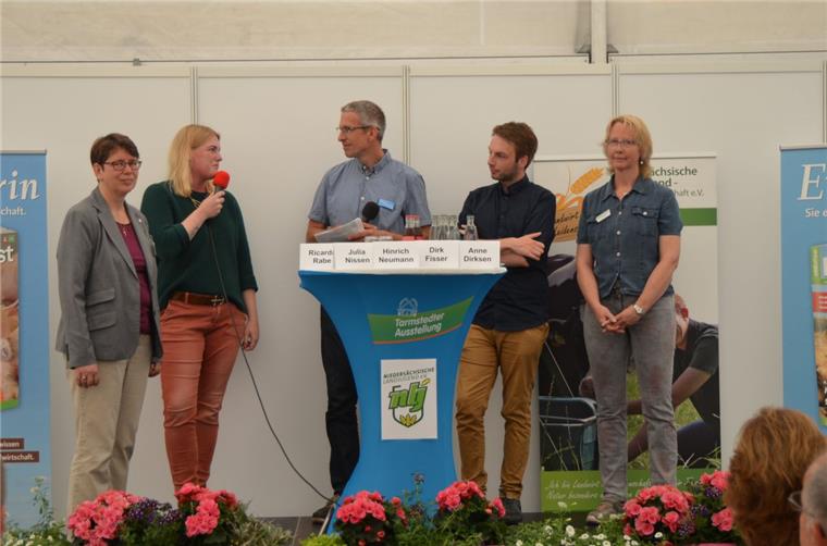 Wie Landwirte und ihre Familien mit Mobbing und einem Shitstorm umgehen sollten, wurde von den Podiumsteilnehmern Ricarda Rabe (Kirchlicher Dienst im ländlichen Raum) (von links), Julia Nissen (Agrarbloggerin), Hinrich Neumann (Agra-Journalist) sowie Dirk Fisser (Journalist) und Anne Dirksen (Landwirtschaftskammer Niedersachsen) diskutiert.