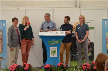Wie Landwirte und ihre Familien mit Mobbing und einem Shitstorm umgehen sollten, wurde von den Podiumsteilnehmern Ricarda Rabe (Kirchlicher Dienst im ländlichen Raum) (von links), Julia Nissen (Agrarbloggerin), Hinrich Neumann (Agra-Journalist) sowie Dirk Fisser (Journalist) und Anne Dirksen (Landwirtschaftskammer Niedersachsen) diskutiert.