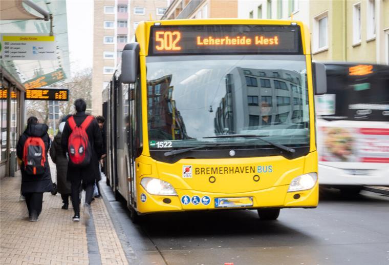 Bus an einer Haltestelle.