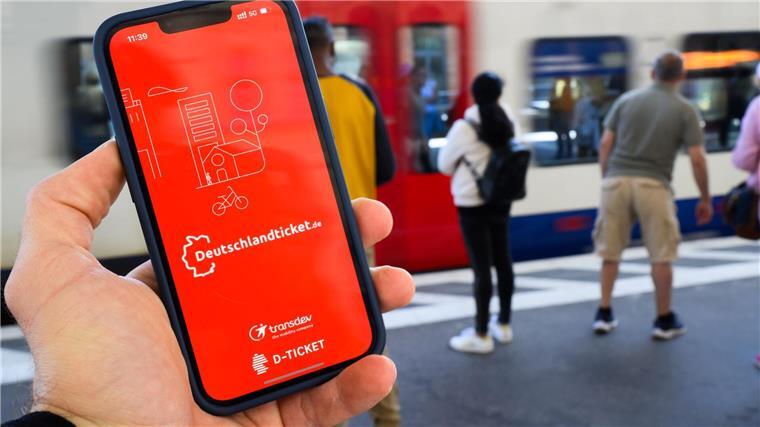 Wie lange wird es das Deutschlandticket noch geben? Die Landkreise fordern Klarheit. (Symbolbild)