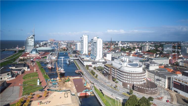 Wie nimmt das Umland Bremerhaven wahr? Blick in Bremerhavens Zentrum vom Radarturm auf den Alten Hafen, die Columbusstraße sowie Havenwelten. Foto: Hartmann