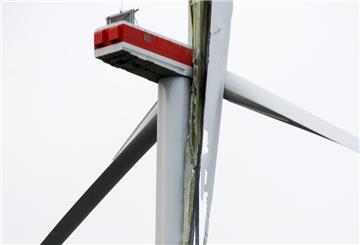 Ein zerstörter Flügel eines Windrads.