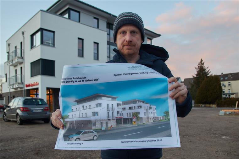Wie sein fertiges Bauvorhaben eines Ärztehauses aussehen könnte, zeigt Jörg Spillner anhand einer Skizze. 