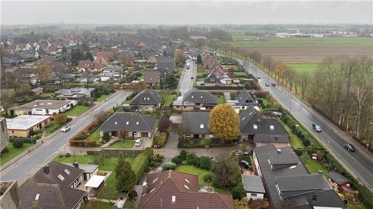 Wie Spielzeugautos wirken aus dem 13. Stock die Wagen, die über den Mittelweg fahren.