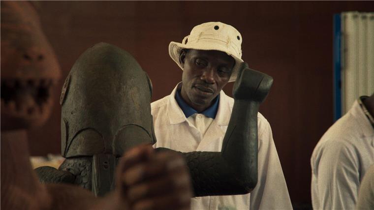 Wie steht es um die Rückgabe von aus Afrika geraubten Kunstschätzen? Mit dieser Frage setzt sich die Regisseurin Mati Diop in ihrem experimentellen Dokumentarfilm „Dahomey“ auseinander. (Foto Handout)