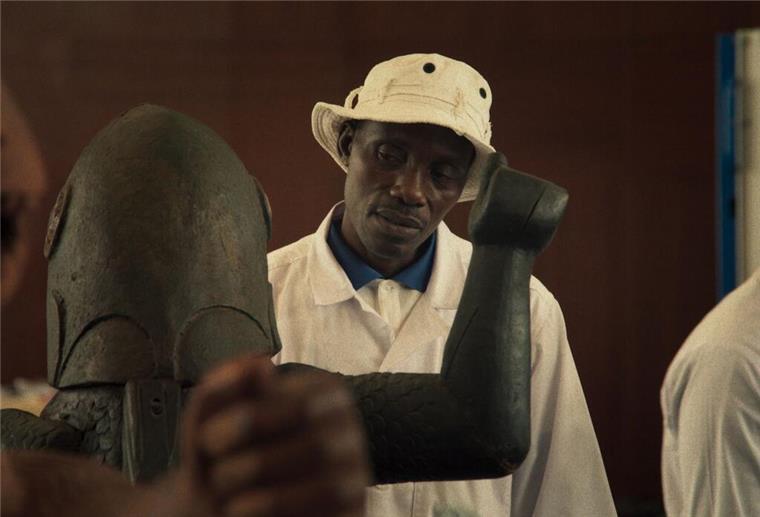 Wie steht es um die Rückgabe von aus Afrika geraubten Kunstschätzen? Mit dieser Frage setzt sich die Regisseurin Mati Diop in ihrem experimentellen Dokumentarfilm „Dahomey“ auseinander. (Foto Handout)