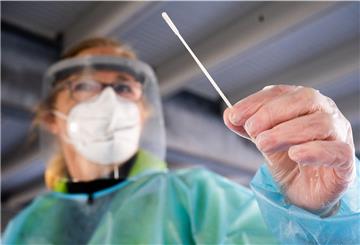 Wie tief muss das Stäbchen rein? Je nach Schnelltest werden Abstriche an unterschiedlichen Orten genommen. An der Zuverlässigkeit der Tests soll dies nicht viel ändern, versichern Experten.