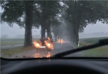 Heftige Regenfälle behindern der Verkehr auf einer Allee im Landkreis Oder-Spree im östlichen Brandenburg.
