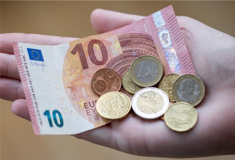 1,65 Milliarden Euro Corona-Hilfe für die Kultur beantragt Bargeld in einer Hand.