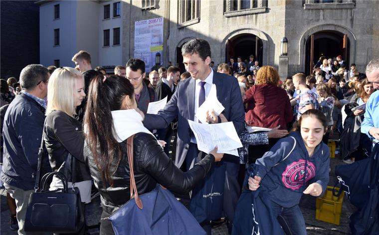 Wie viele der Bewerber Hochschulrektor Professor Peter Ritzenhoff (Mitte) Ende September tatsächlich zum Wintersemester begrüßen kann, muss sich noch zeigen. 