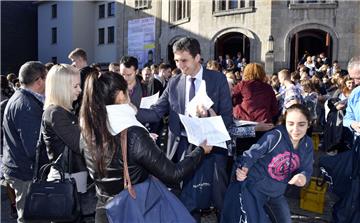 Wie viele der Bewerber Hochschulrektor Professor Peter Ritzenhoff (Mitte) Ende September tatsächlich zum Wintersemester begrüßen kann, muss sich noch zeigen. 